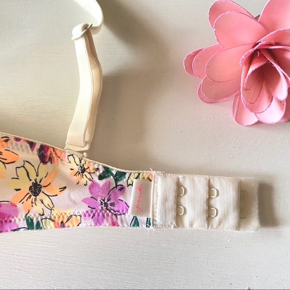 VS PINK • Wear Everywhere Floral T-Shirt Bra - Picture 5 of 8